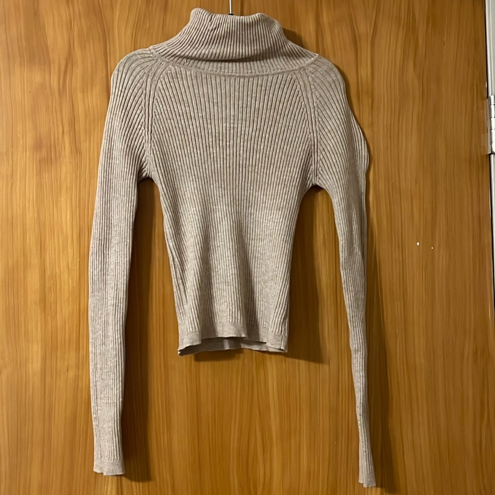 Stretchy ribbed turtleneck